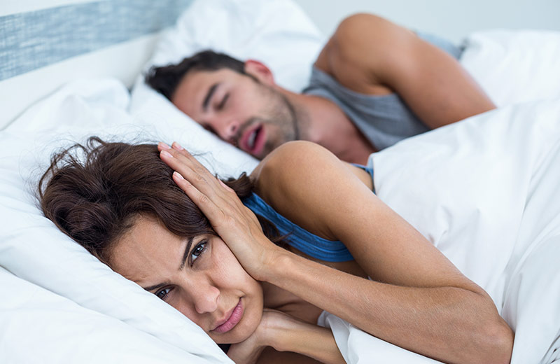 Partner schnarcht in der Nacht